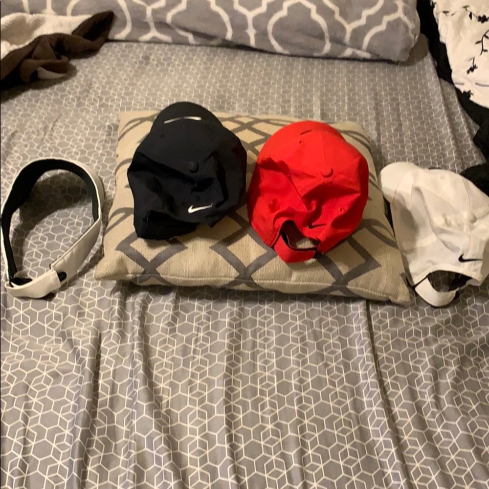 4 Nike hats in good conditions hardly worn - Picture 3 of 3